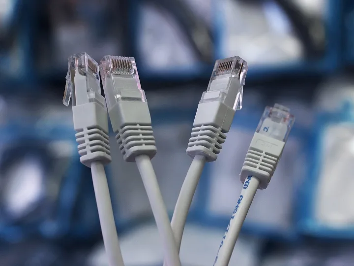 Câble Ethernet RJ45 — connecteur transparent avec contacts dorés