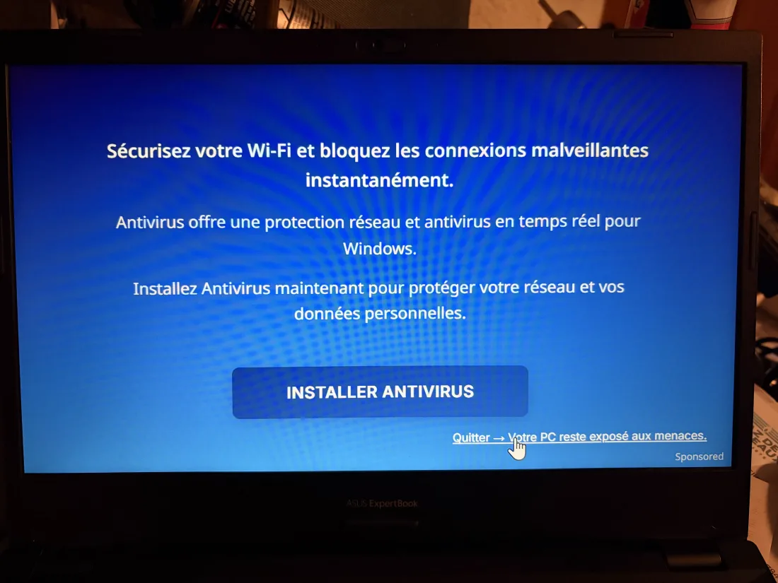 Écran bleu scareware plein écran sur PC Windows — fausse alerte antivirus