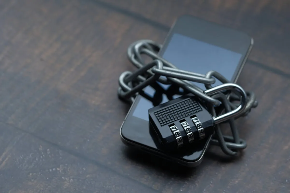 Sécuriser son smartphone contre les arnaques — protection mobile iOS et Android