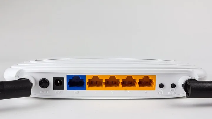 Face arrière d'un routeur : ports Ethernet orange et bouton WIFI ON/OFF à droite